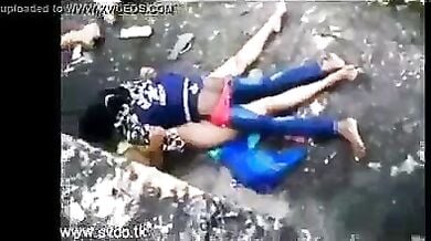 घर के पिछवाड़े में अनजान कपल को चुदाई करते हुए फिल्माया