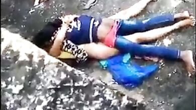 घर के पिछवाड़े में अनजान कपल को चुदाई करते हुए फिल्माया