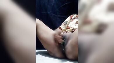 स्क्रू ड्राईवर से चूत हिला हिला के हस्तमैथुन किया प्यासी आंटी ने