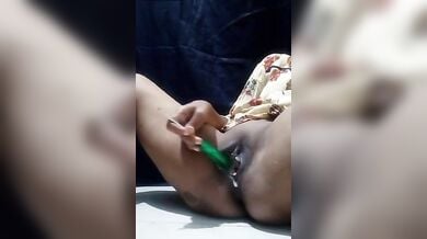 स्क्रू ड्राईवर से चूत हिला हिला के हस्तमैथुन किया प्यासी आंटी ने