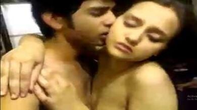 नंगे बूब्स सेक्सी सोनिया की बॉयफ्रेंड के साथ हॉट किसिंग