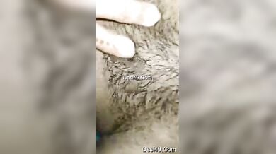 बॉयफ्रेंड के लिए अपने नग्न जिस्म का प्रदर्शन करती लड़की