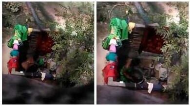 खुले बाथरूम में नहाने के बाद कपड़े पहनती पड़ोसी औरत को ऊपर से फिल्माया