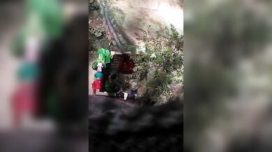 खुले बाथरूम में नहाने के बाद कपड़े पहनती पड़ोसी औरत को ऊपर से फिल्माया