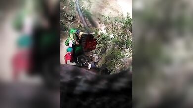 खुले बाथरूम में नहाने के बाद कपड़े पहनती पड़ोसी औरत को ऊपर से फिल्माया