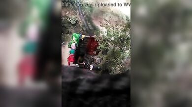 खुले बाथरूम में नहाने के बाद कपड़े पहनती पड़ोसी औरत को ऊपर से फिल्माया
