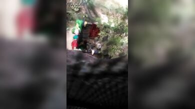 खुले बाथरूम में नहाने के बाद कपड़े पहनती पड़ोसी औरत को ऊपर से फिल्माया