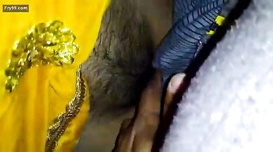 शालीन, संस्कारी टाइप की बीवी की साड़ी उठाकर हल्के झाटों वाली चूत पति ने चोदी