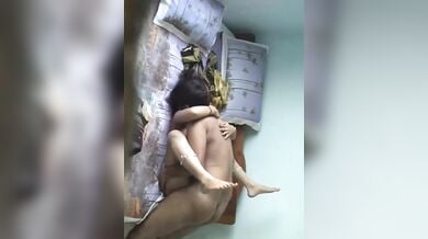 गर्लफ्रैंड की टाँगे मोड़कर जबरदस्त एक्शन से पेली उसकी चूत