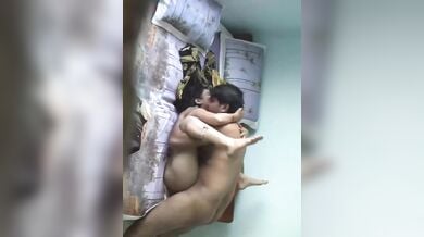 गर्लफ्रैंड की टाँगे मोड़कर जबरदस्त एक्शन से पेली उसकी चूत