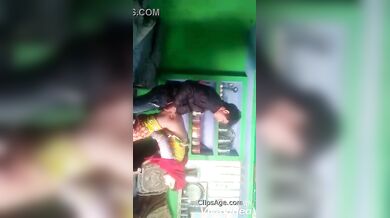घागरा ऊपर उठाकर पड़ोसी यार से किचन में चुदी गुजराती औरत