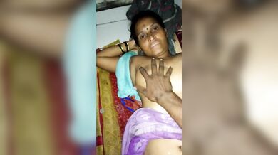 गाँव की रंडी आंटी की चूत खोली क्लाइंट ने चोदने से पहले