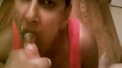 मुस्कुराते हुए लड़की ने मुंह में लिया कमशॉट और फिर आंख भी मारी