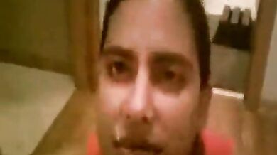 मुस्कुराते हुए लड़की ने मुंह में लिया कमशॉट और फिर आंख भी मारी