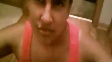 मुस्कुराते हुए लड़की ने मुंह में लिया कमशॉट और फिर आंख भी मारी