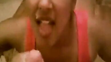 मुस्कुराते हुए लड़की ने मुंह में लिया कमशॉट और फिर आंख भी मारी