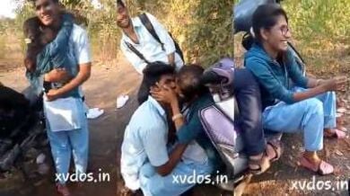 दोस्तों के सामने बॉयफ्रेंड के साथ हॉट किसिंग रोमांस करती तेलुगु लड़की