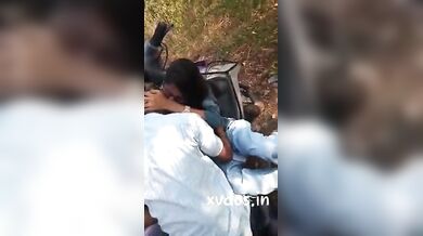 दोस्तों के सामने बॉयफ्रेंड के साथ हॉट किसिंग रोमांस करती तेलुगु लड़की