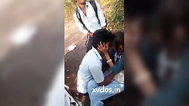 दोस्तों के सामने बॉयफ्रेंड के साथ हॉट किसिंग रोमांस करती तेलुगु लड़की