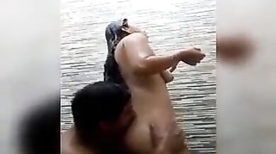 बिहारी पनवाड़ी ने भाभी की गांड चाट के चोदा बाथरूम में
