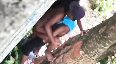 अफ्रीकन लौंडी को पेड़ की आड़ में चुदाई करते हुए स्पाई कैमरे से रिकॉर्ड किया