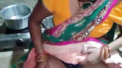 देहाती आंटी ने चड्डी उतारी तो भतीजे ने उसकी चूत चोद डाली!