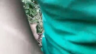 रोड किनारे झाड़ियों में चुदती देहाती प्रेमिका बोली, “गिरा दीजिए ना!”