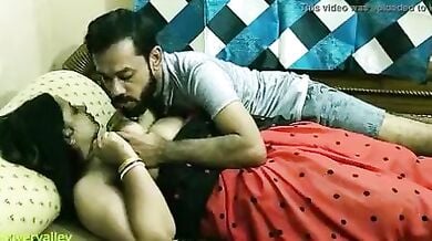 बीवी की मोटी जांघों से चड्डी उतारकर पति ने चाटी उसकी चूत