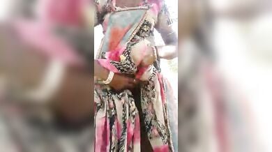 बंजारन लड़की ने हेरी चूत और टाईट बूब्स का वीडियो बनवाया मोबाइल पर