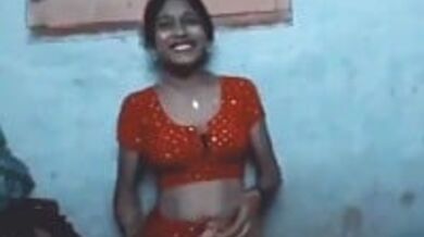 यंग देसी लड़की को बॉयफ्रेंड ने प्यार से कपडे उतार कर चोदा