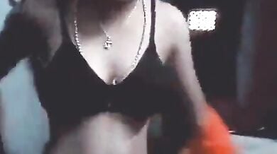 यंग देसी लड़की को बॉयफ्रेंड ने प्यार से कपडे उतार कर चोदा