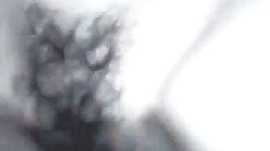 यंग देसी लड़की को बॉयफ्रेंड ने प्यार से कपडे उतार कर चोदा