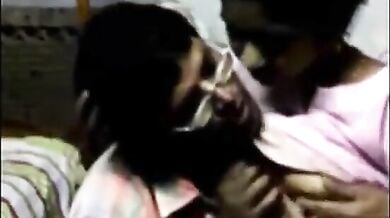 अधेड़ उम्र चाचा ने अपनी जवान भतीजी के बूब्स जमकर दबाएं