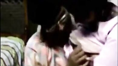 अधेड़ उम्र चाचा ने अपनी जवान भतीजी के बूब्स जमकर दबाएं