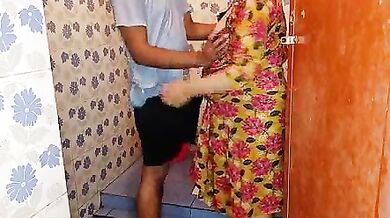 देवर ने भाभी को मूतते हुए देखा, फिर कि उसकी चुदाई