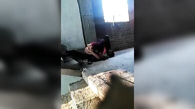 सीढ़ियों के पास लेटकर गर्लफ्रेंड को लौड़े पर बिठाकर नीचे से मारे चुदाई के धक्के