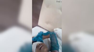गर्लफ्रेंड के हाथों और आंखों पर पट्टी बांधकर उसकी चूत ऐसी चाटी कि वह चिल्लाती रही!