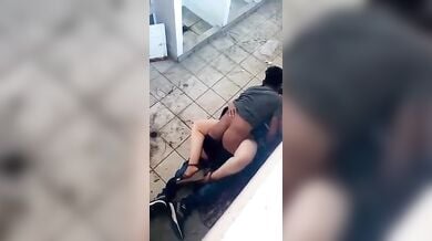 बंजर पड़े टॉयलेट में चुदाई करते लवर्स को चुपके से फिल्माया