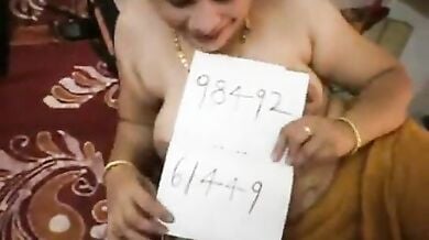 हैदराबादी रंडी आंटी ने बूब्स,चूत और अपना नम्बर दिखाया