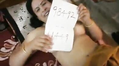 हैदराबादी रंडी आंटी ने बूब्स,चूत और अपना नम्बर दिखाया