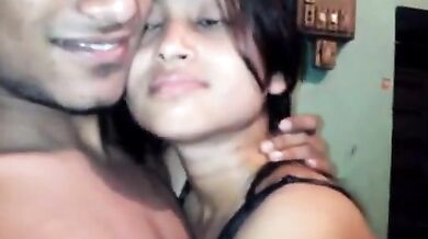 काली ब्रा नीली पैंटी पहनी अधनंगी गर्लफ्रेंड ने बॉयफ्रेंड के साथ की हॉट किसिंग