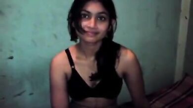 काली ब्रा नीली पैंटी पहनी अधनंगी गर्लफ्रेंड ने बॉयफ्रेंड के साथ की हॉट किसिंग