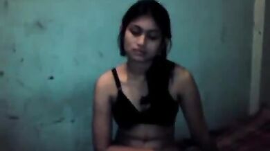 काली ब्रा नीली पैंटी पहनी अधनंगी गर्लफ्रेंड ने बॉयफ्रेंड के साथ की हॉट किसिंग