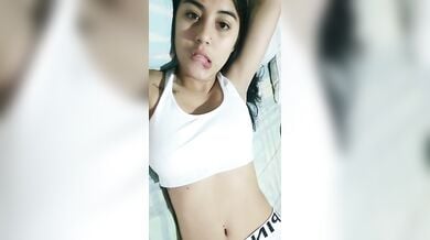 ब्यूटीफुल, क्यूट इंडियन लड़की ने दिखाई अपनी गुलाबी चूत