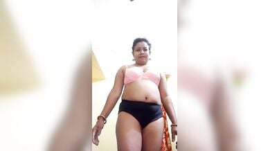 छोटे छोटे बालों वाली मेम साहब ने दिखाया अपना नंगा बदन