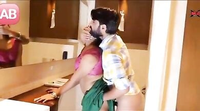 दोस्त की हॉट बीवी की वॉशरूम में स्कर्ट उठाकर की डॉगीस्टाइल चुदाई