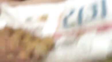 पति ने दो दोस्तों को घर बुलाकर साथ में चोदी अपनी बीवी