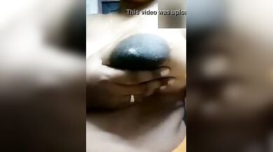 जवान लड़के के लिए बड़े निपल्स वाली आंटी ने गन्दी सेल्फ बनाई