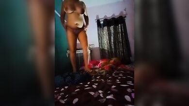 माँ बगल में सोयी थी तब चूत खोली देसी लड़की ने
