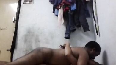 बॉयफ्रेंड के किराए के कमरे में आकर गर्लफ्रेंड नंगी होकर मस्त चुदी